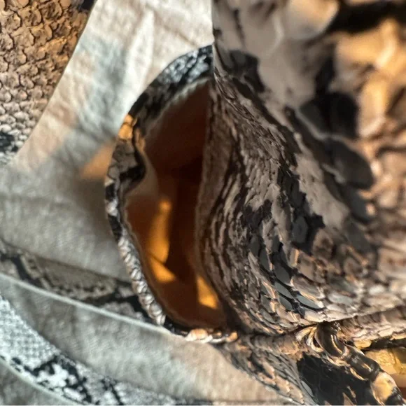 Lilly Jade Medium Brittany Convertible Purse to Backpack Snakeskin Black & White - Picture 6 of 9